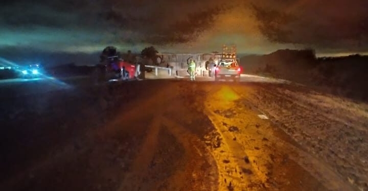 Oliveros: otro camión volcó en autopista y desparramó su carga