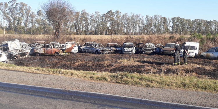 Más de 30 vehículos incendiados en un depósito judicial sobre la Ruta 34