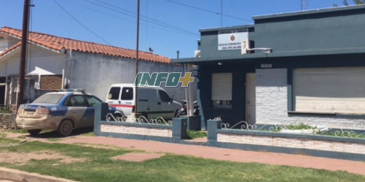 Timbúes: tocó la puerta de una casa, empujó a su víctima e ingresó a robar 