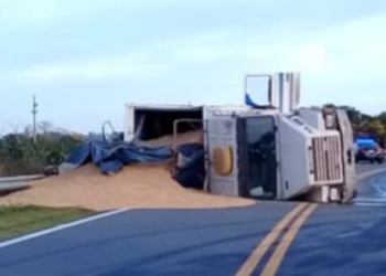 Un camión volcó en Ruta 10 y desparramó su carga sobre la calzada