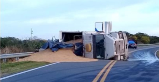Un camión volcó en Ruta 10 y desparramó su carga sobre la calzada