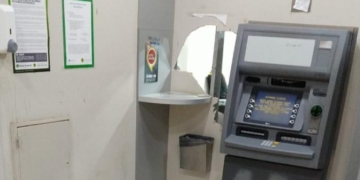 Tiene 14 años, hizo un boquete e ingresó a un banco a robar