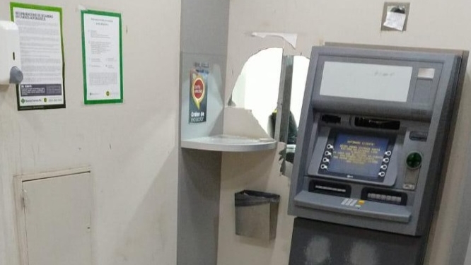 Tiene 14 años, hizo un boquete e ingresó a un banco a robar