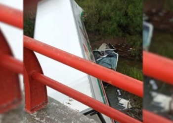 Un camión cayó a un arroyo cuando viajaba sobre autopista