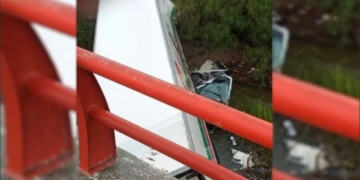 Un camión cayó a un arroyo cuando viajaba sobre autopista