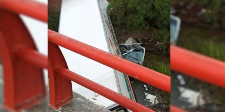 Un camión cayó a un arroyo cuando viajaba sobre autopista