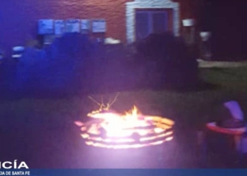 Fiesta clandestina en la región con luces, fogón y bebidas