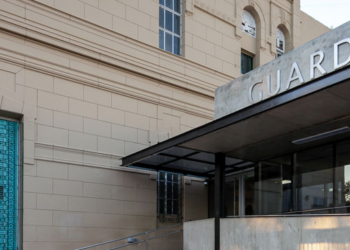 Violencia extrema: apuñalaron a un hombre e increparon a la policía