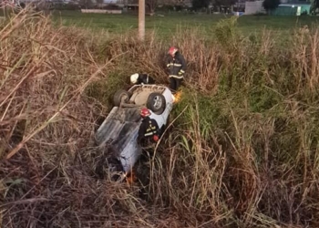 Dos vecinos de Centeno volcaron en una cuneta sobre Ruta 65