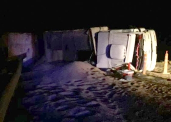 Un camión volcó en la zona de obras del puente de la Ruta 80