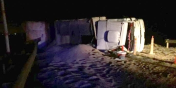 Un camión volcó en la zona de obras del puente de la Ruta 80