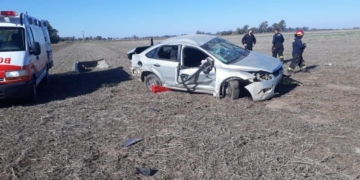 Un auto volcó en un camino rural: una joven fallecida y un herido grave