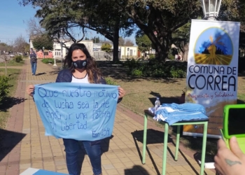 Correa crea su propia Bandera Argentina, muy larga y con mensajes de vecinos
