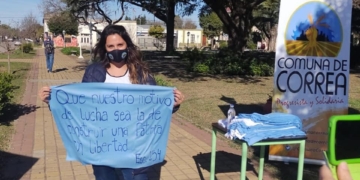 Correa crea su propia Bandera Argentina, muy larga y con mensajes de vecinos