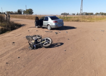 Fuerte choque frontal en un camino rural: un joven terminó fracturado