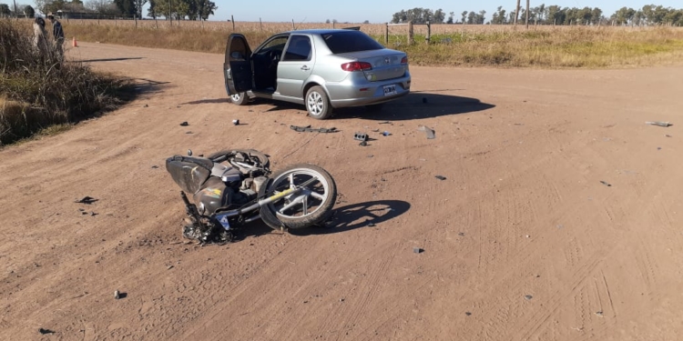 Fuerte choque frontal en un camino rural: un joven terminó fracturado