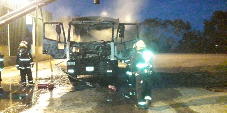 San Genaro: incendio total de un camión en la planta de AFA