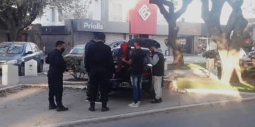 La policía detuvo a 5 vendedores ambulantes en Maciel: tenían una réplica de un arma