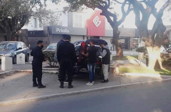 La policía detuvo a 5 vendedores ambulantes en Maciel: tenían una réplica de un arma