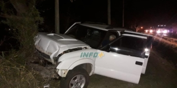 Ruta 11: un timbuense chocó contra un camión y terminó contra un árbol
