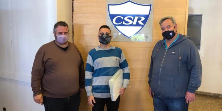 Un joven no vidente de San Genaro creó la primera carta en Braille para un bar