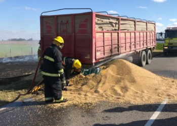 Incendio de camión y banquina entre Díaz y San Genaro