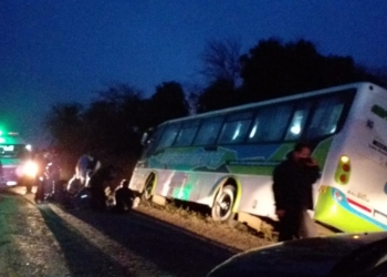 Timbúes: un colectivo que llevaba trabajadores al puerto terminó en una cuneta