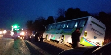 Timbúes: un colectivo que llevaba trabajadores al puerto terminó en una cuneta