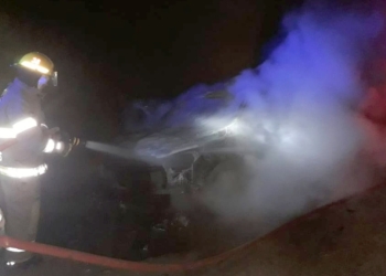 Bomberos de Barrancas sofocaron las llamas que consumieron una camioneta