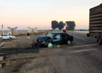 Fuerte impacto entre un auto y un tren en Díaz: tres heridos