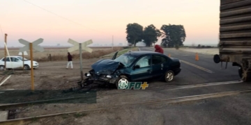 Fuerte impacto entre un auto y un tren en Díaz: tres heridos