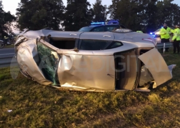 Un auto dio varios tumbos en autopista y una nena salió despedida