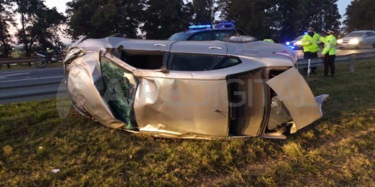 Un auto dio varios tumbos en autopista y una nena salió despedida