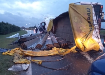 Un camión volcó en autopista con perfiles de hierro