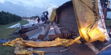 Un camión volcó en autopista con perfiles de hierro