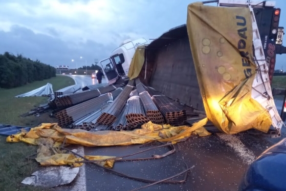 Un camión volcó en autopista con perfiles de hierro