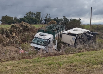 Impactante vuelco de dos camiones mientras uno remolcaba al otro