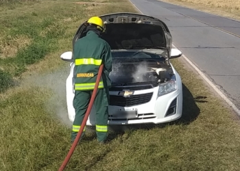 Susto en Ruta 11: principio de incendio en un auto entre Barrancas y Monje