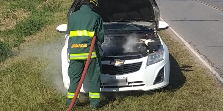 Susto en Ruta 11: principio de incendio en un auto entre Barrancas y Monje
