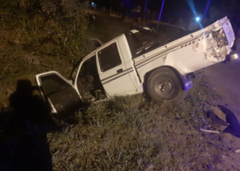 Fuerte impacto entre dos camionetas: una de ellas quedó en un zanjón