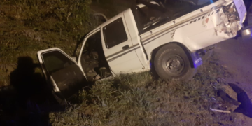 Fuerte impacto entre dos camionetas: una de ellas quedó en un zanjón