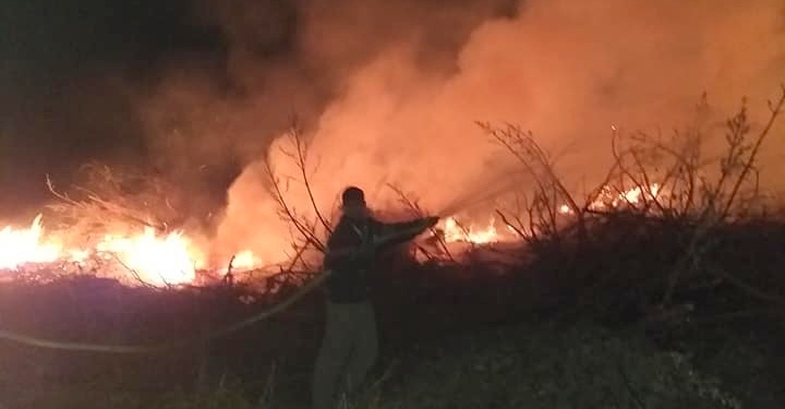 Prendieron fuego en el ingreso a la localidad de Loma Alta