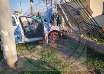 Una mujer policía herida tras chocar contra una reja en plena persecución