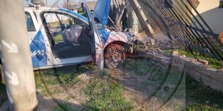 Una mujer policía herida tras chocar contra una reja en plena persecución