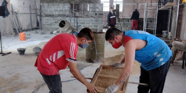 Los internos de la cárcel de Coronda reconstruyen el taller de sastrería dañado en el último motín