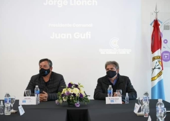 Cultura en Centeno: el Ministro Llonch visitó el pueblo, entregó un aporte y dialogó sobre proyectos