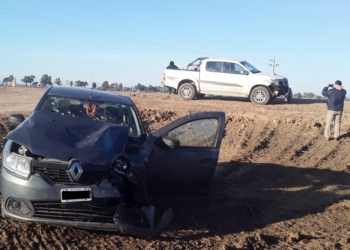 Un hombre sufrió una fractura tras un fuerte choque entre un auto y una camioneta
