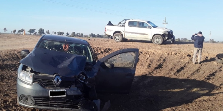 Un hombre sufrió una fractura tras un fuerte choque entre un auto y una camioneta