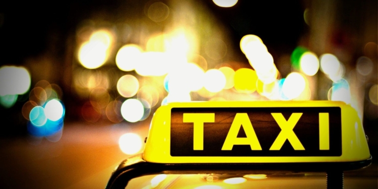 Se bajó de un taxi en Timbúes y se llevó el bolso del chofer: la víctima pide recuperar los documentos