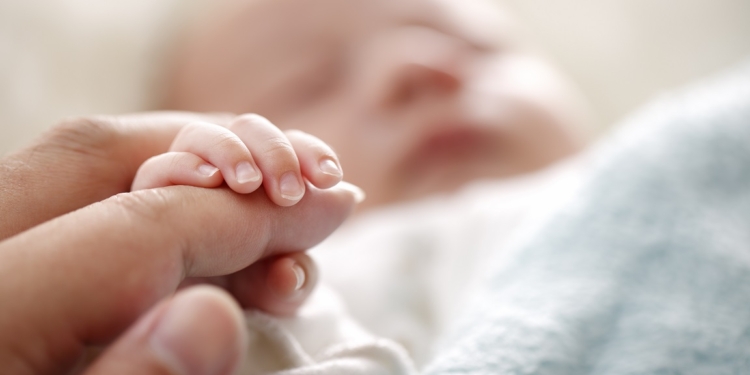 Tuvo a su bebé en el baño con ayuda policial y la asistencia del obstetra desde el teléfono